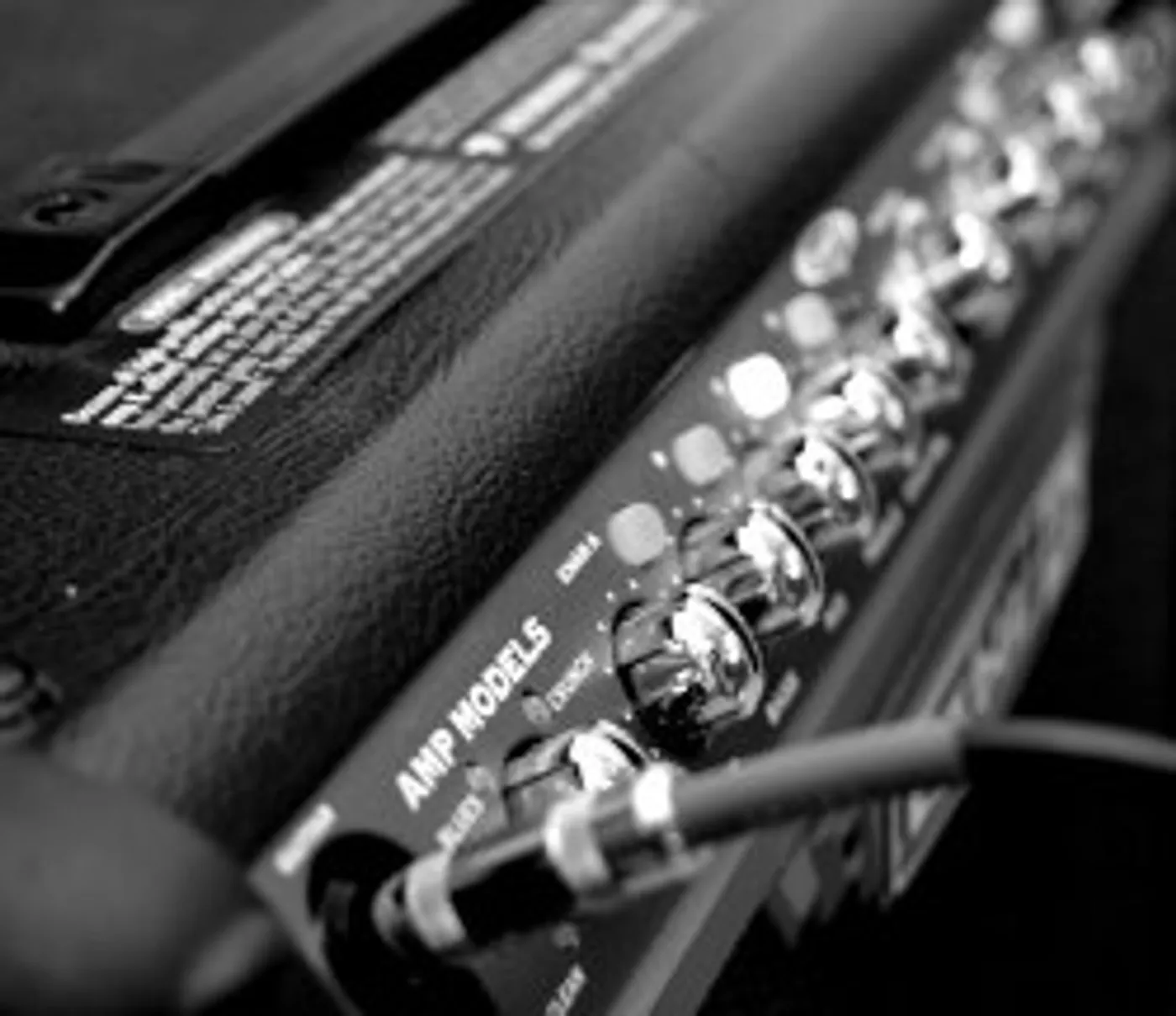 How to Plug In an Electric Guitar to an Amp