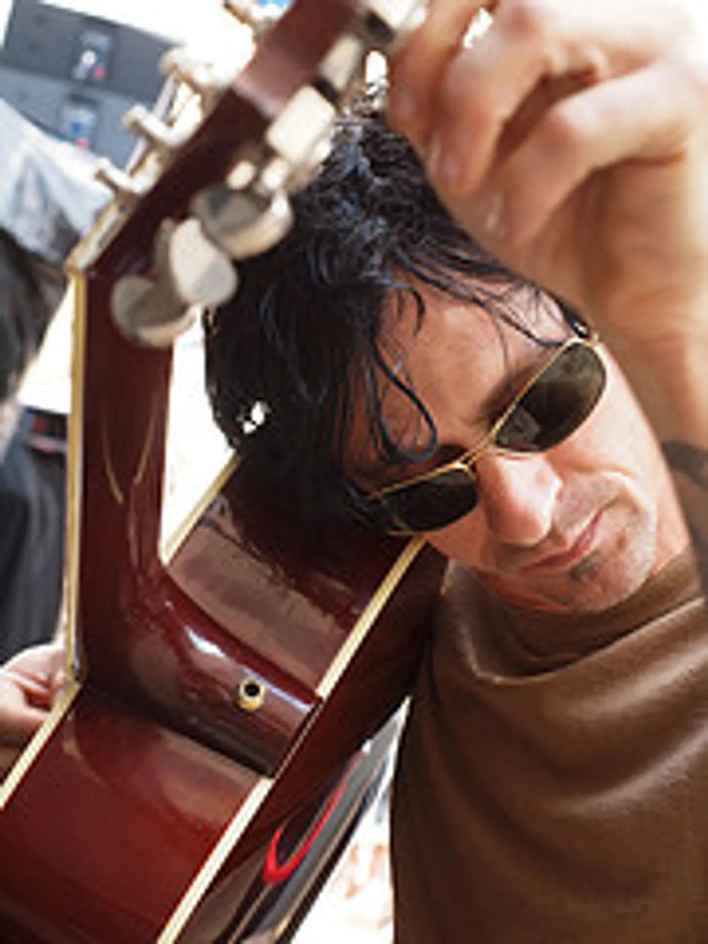 How to Tune an Electric Guitar With a Guitar Tuner