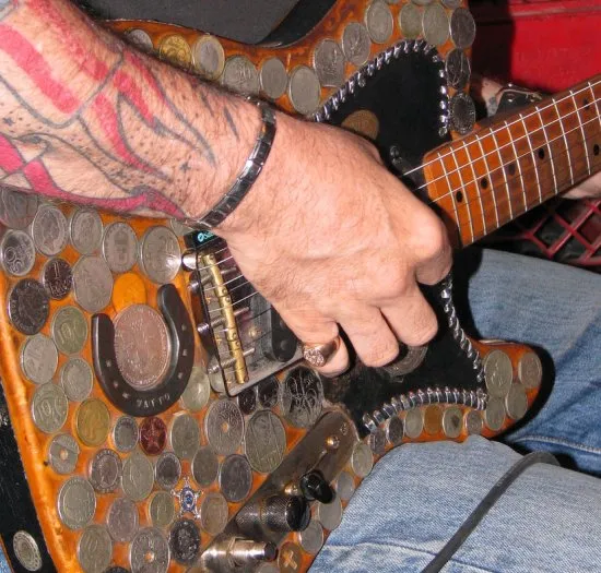 (image by cortneymartin82: http://www.flickr.com/photos/cmartin82/3368816098/) coin guitar