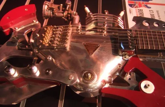 (image by wetwebwork: http://www.flickr.com/photos/wetwebwork/385819212/sizes/l/in/photostream/) steampunk guitar
